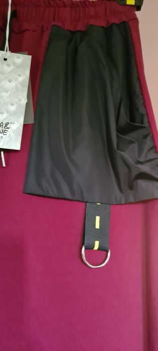 Burgundowe spodnie - telefon przejaskrawia kolor. Acqua & Limone..