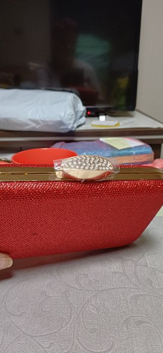 Czerwona brokatowa kopertówka