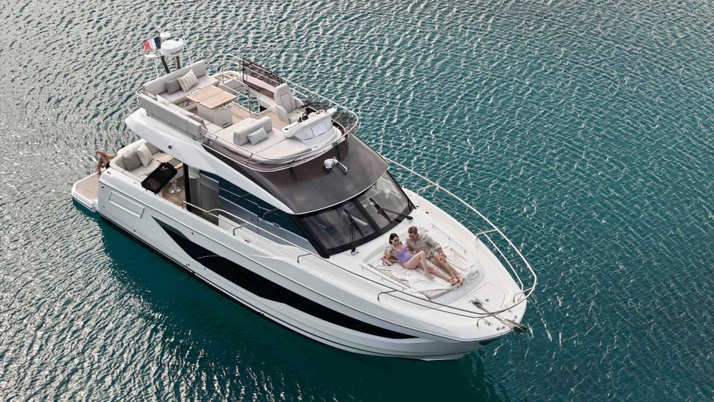 Łódź motorowa PRESTIGE F4.3. Jacht motorowy.