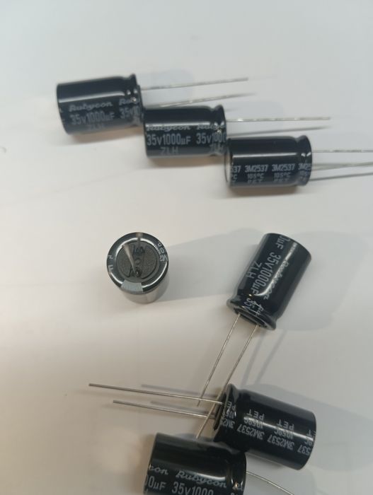 конденсатори Aishi RF , 2200 мкФ, 35V
на 2200 мкФ, 35 В.