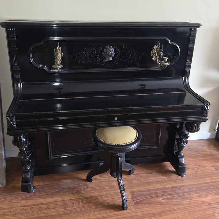 Piano vertical antigo August Dassel