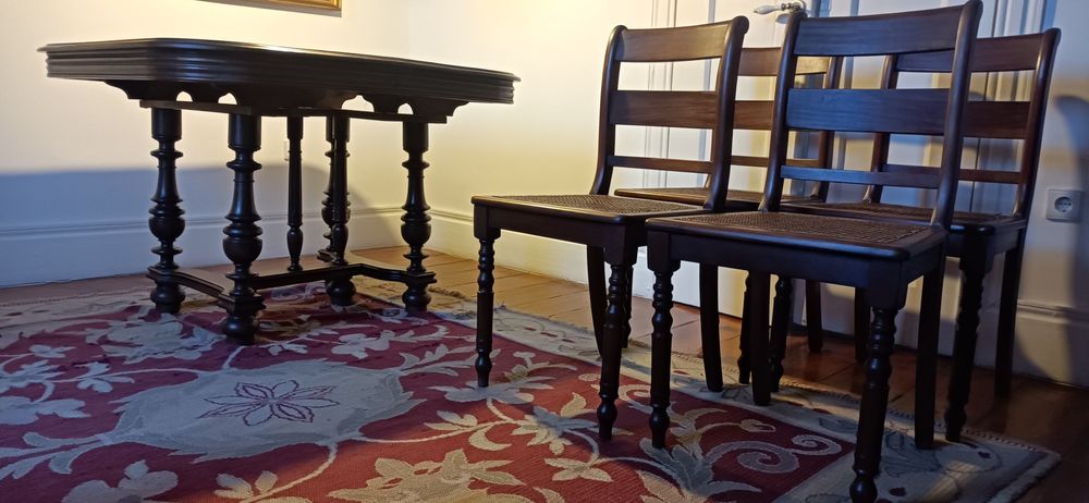 Mesa de jantar e 4 cadeiras antigas de madeira