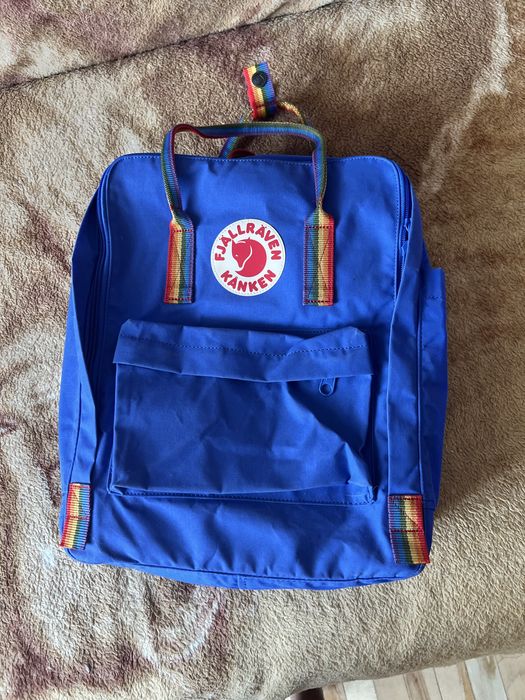 Сумка-це модель Fjällräven Kånken Rainbow (колір UN Blue або Cobalt Blue з райдужними ручками)
