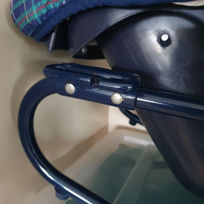 Cadeira auto e de baloiço para bebé  em ótimo estado