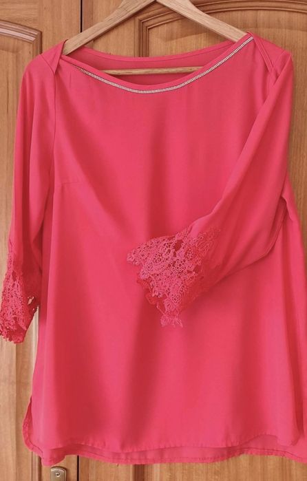 Blusa de senhora, na cor coral. Veste um L.