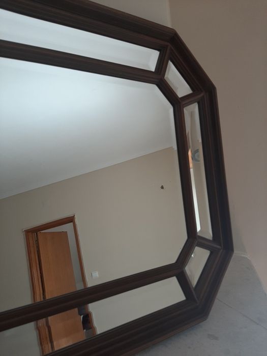 Espelho clássico incrustado em madeira.