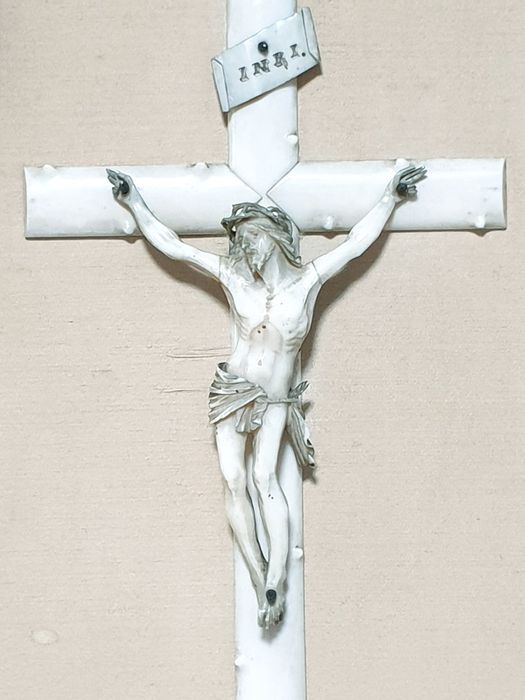 Maravilhoso raro precioso crucifixo esculpido do Sec. XVIII emoldurado