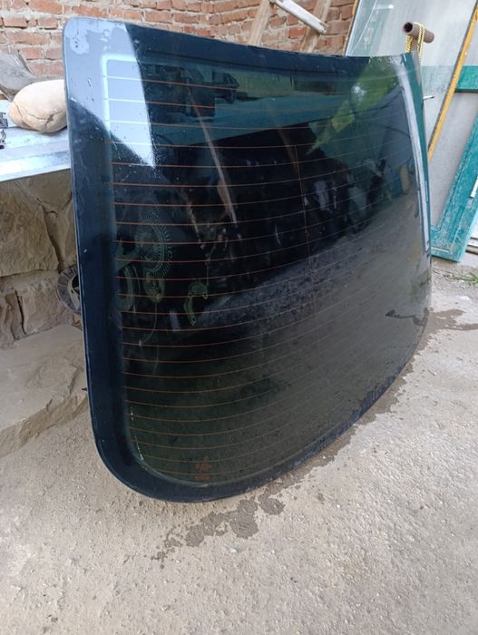Заднє стікло до мерседеса 210
