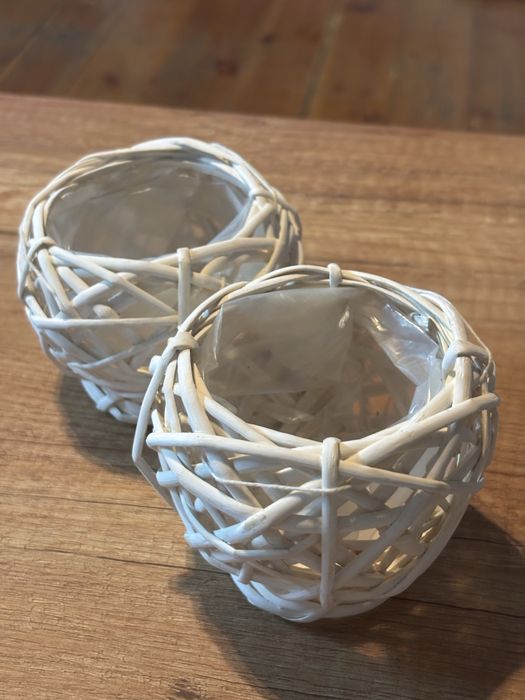 Biała osłonka na doniczke