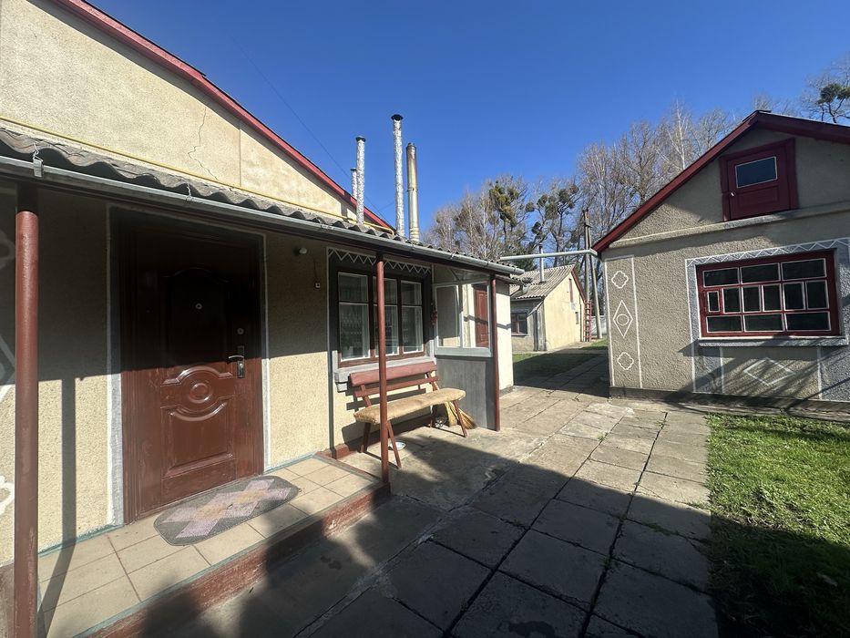 Будинок та житлова времянка