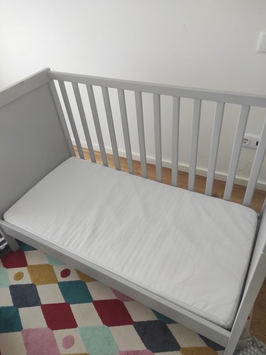 Berço IKEA + colchão + 2 lençóis ajustáveis