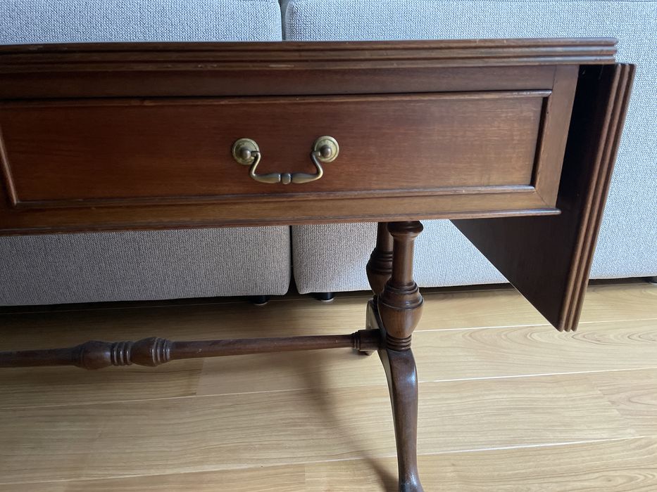 Mesa em madeira de mogno com duas abas laterais. C1,50m, A54cm ,P45cm