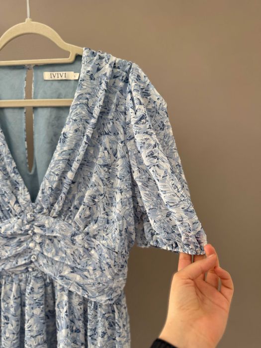 sukienka błękitna krótki rękaw w kwiaty rozkloszowana L 40