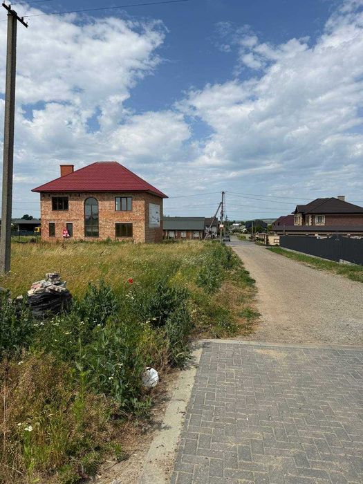 Продаж недобудованого будинку в Остриці