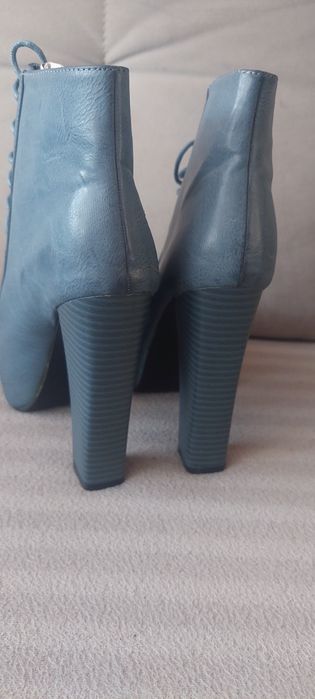 Botki na słupku szpilce