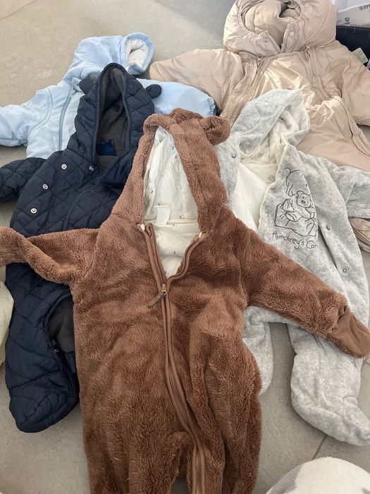 Одежда, игрушки, остатки памперсов, посуда для ребенка до года