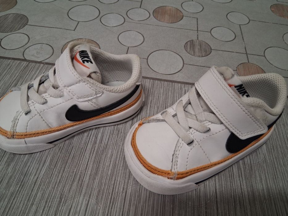 Sapatilhas de crianca