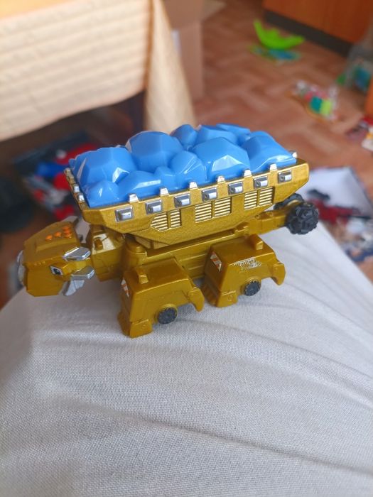 figura do veículo Wrecka (Ankylodump) da linha Dinotrux Diecast, fabricada pela Mattel