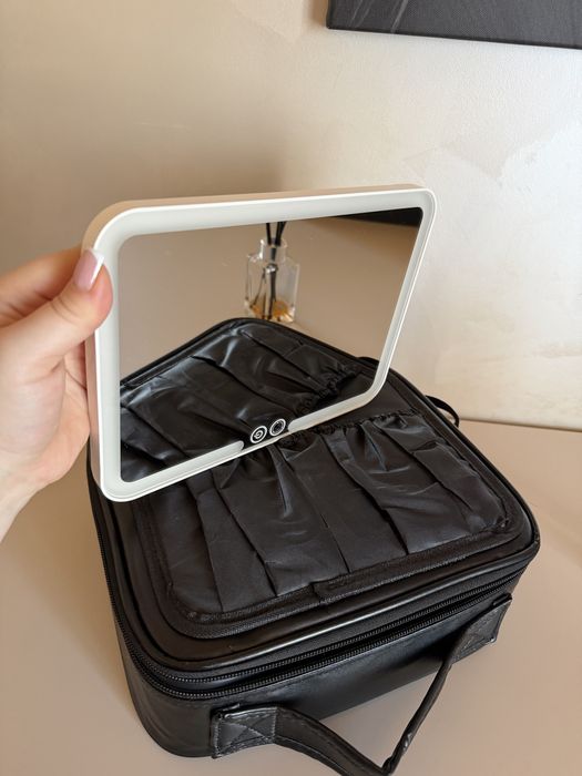 Косметичка з дзеркалом яке світиться