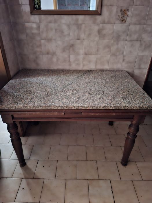 Mesa de cozinha em madeira