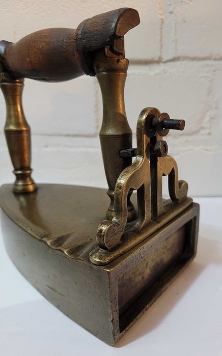 Stare przedwojenne mosiężne żelazko