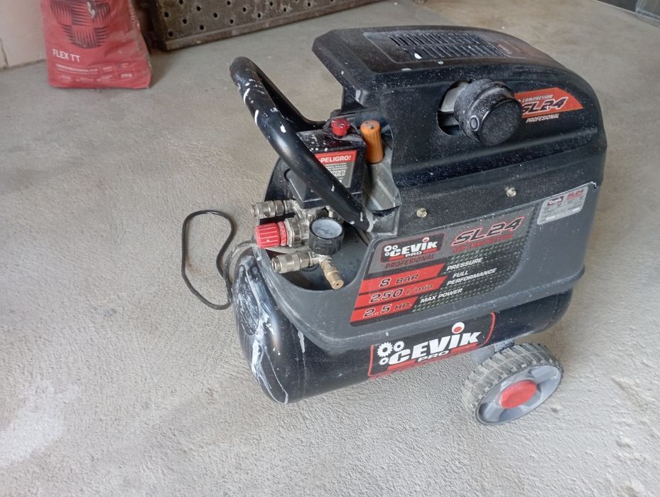 Compressor de ar, pouco usado , trocas-se por Berbequim a bateria