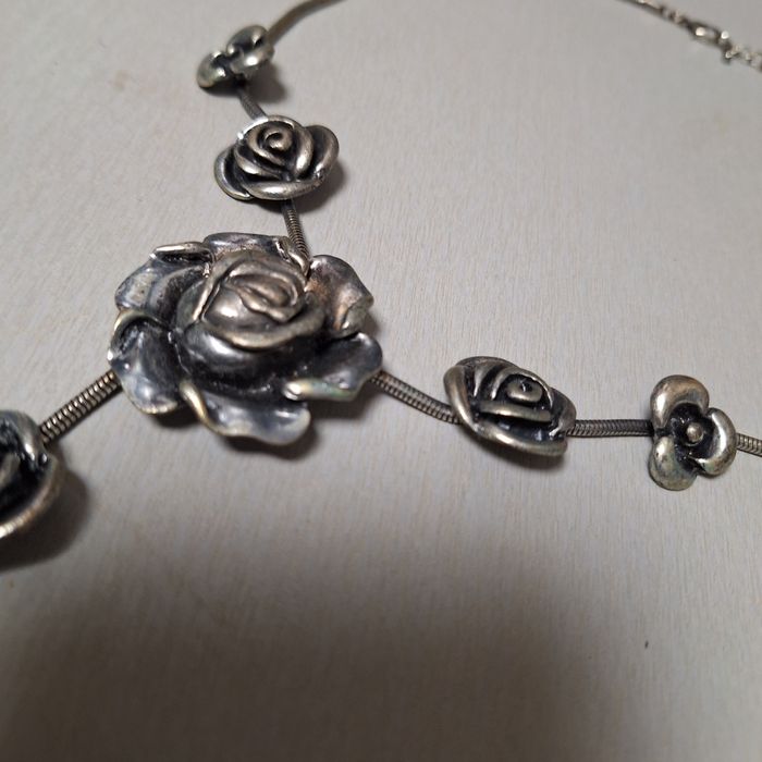 Naszyjnik z różami piekny wygląda jak oksydowane srebro