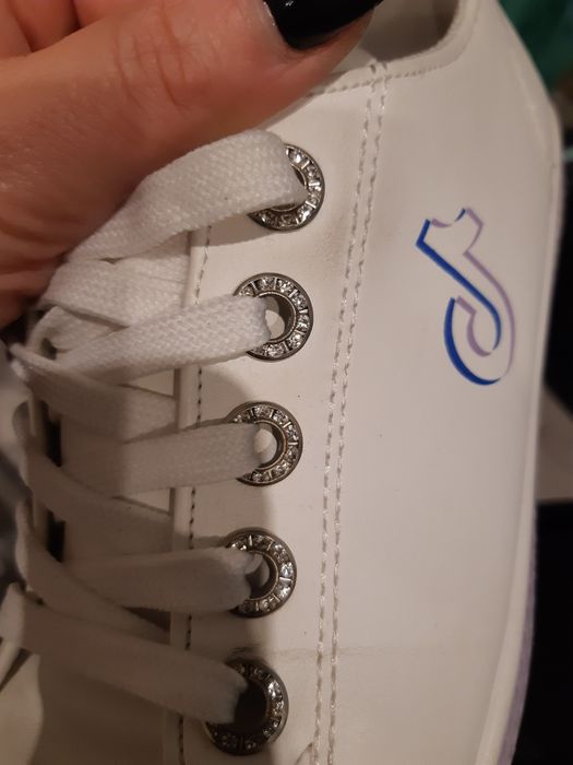 Białe lekkie trampki