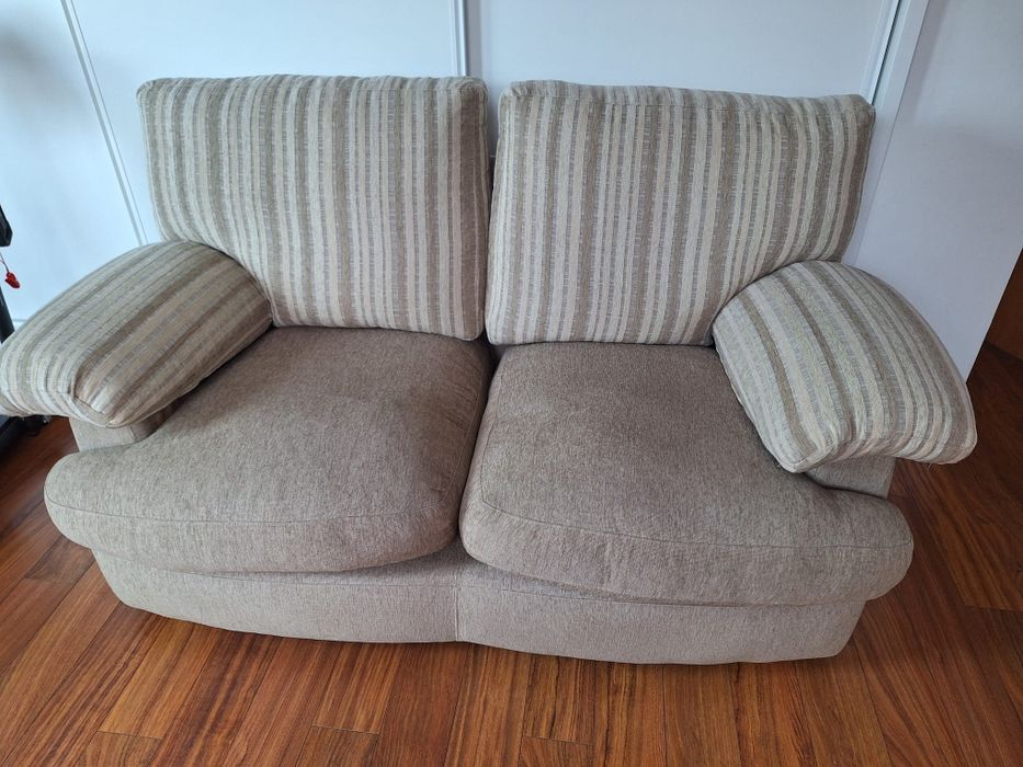 Sofá 2 lugares espaçoso e em bom estado