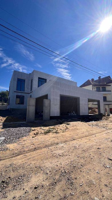 Продаж двох котеджів в смт Брюховичі Ідеальне поєднання затишку, природного оточення та продуманої архітектури.