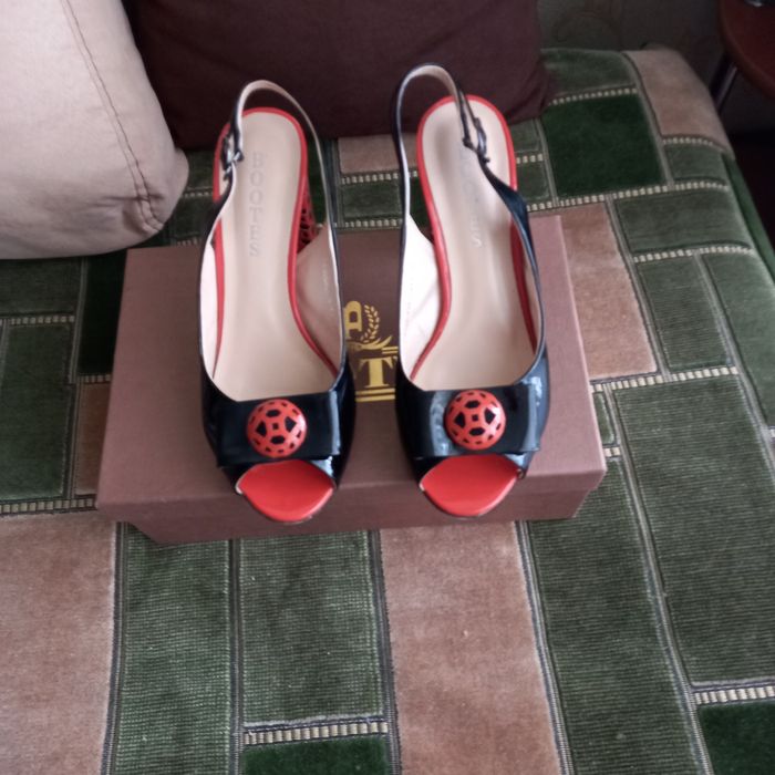 Продаю кожаные  женские босоножки