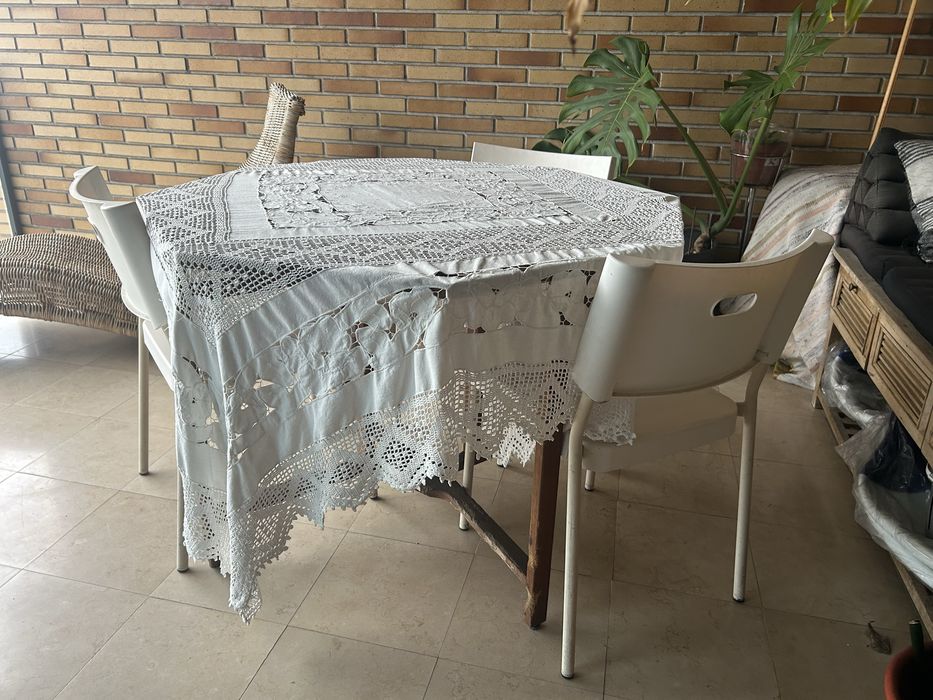 Mesa de exterior de madeira