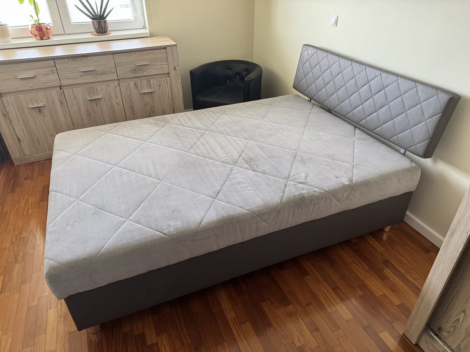 Cama e colchão de casal com arrumação