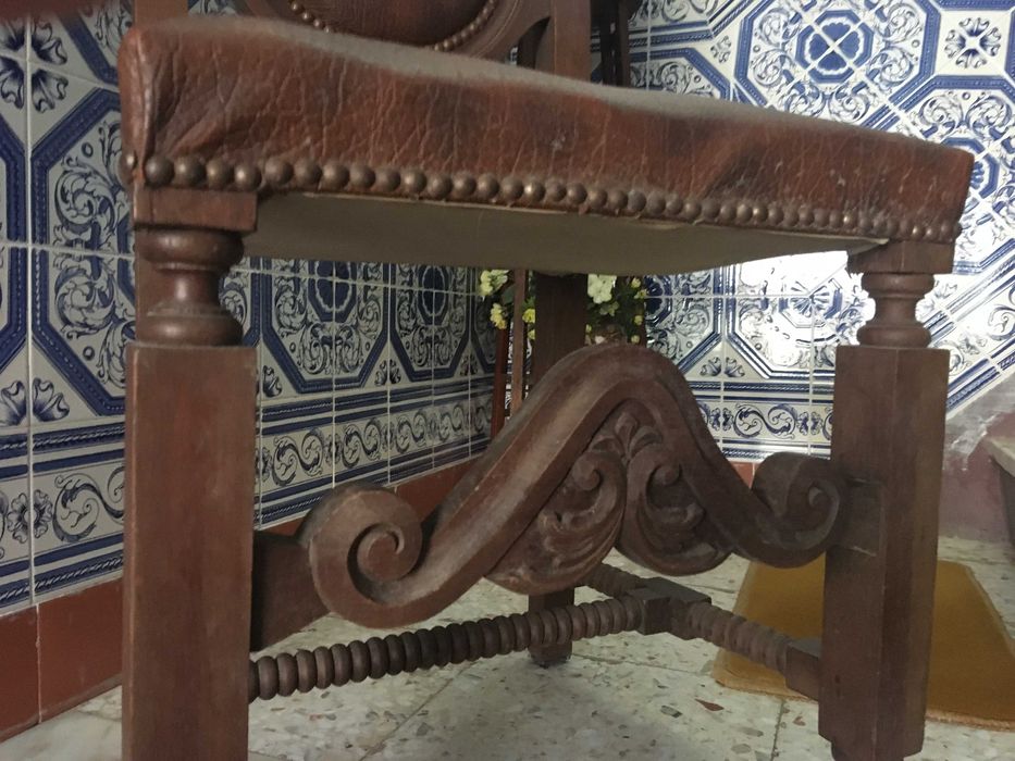 Mesa de estilo e 6 cadeiras.