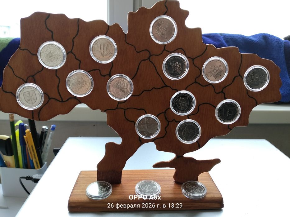 Підставка у виді карти України з монетами 13 зсу і на підставці 3 обл!