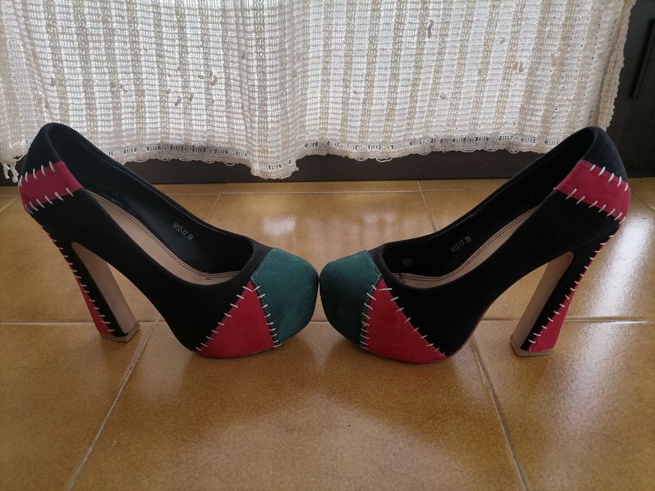 Sapatos de senhora tacão alto