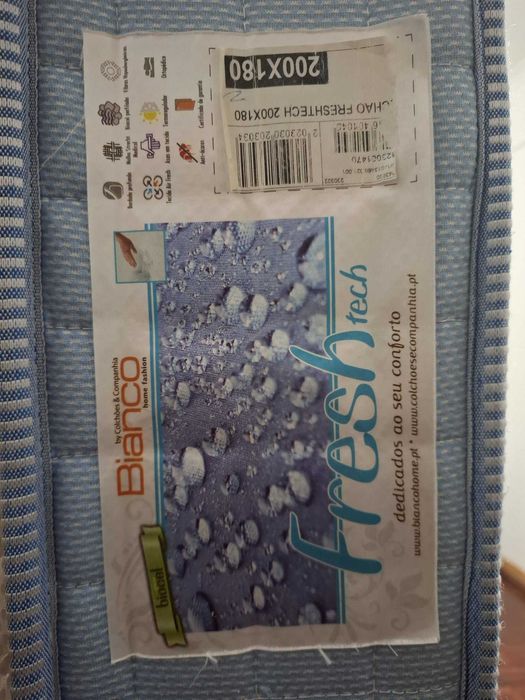 910391255Colchão Bianco Fresh Tech com dimensões de 200 x 180 cm com lençóis
