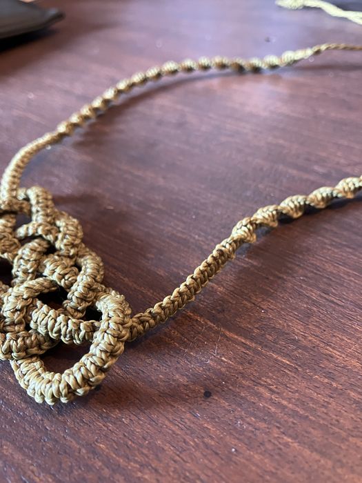 Colar em micro macramé