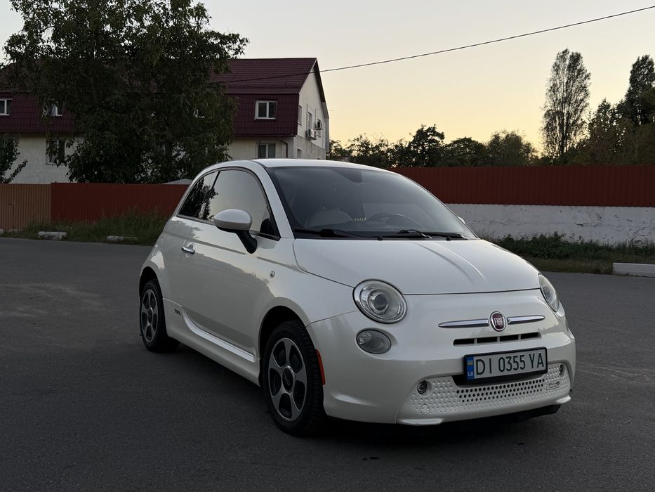 Машина Fiat 500e 2016