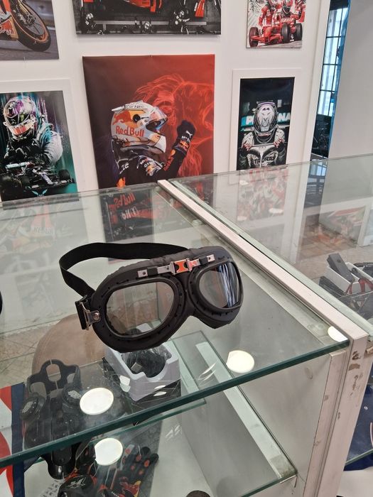 Óculos para motociclistas.