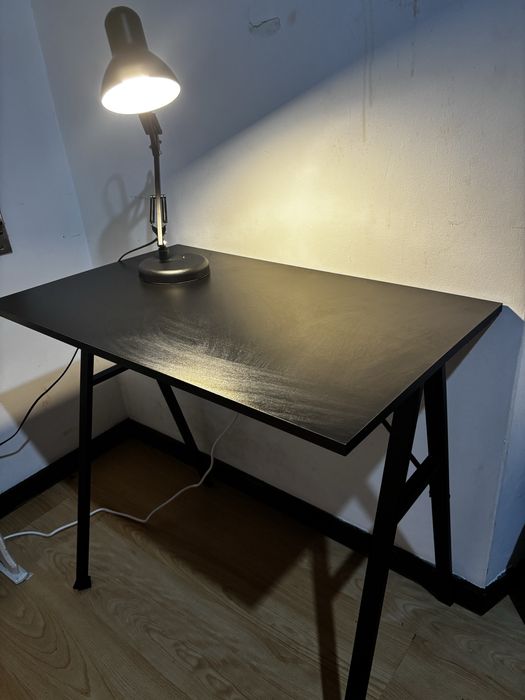 Secretaria com cadeira e candeeiro