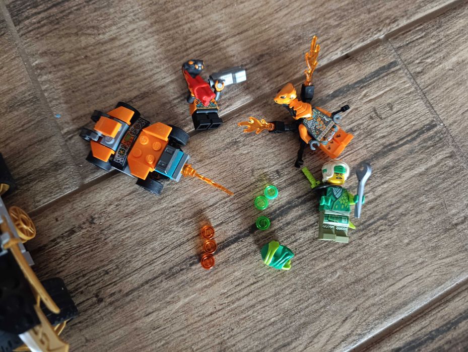 LEGO 71763 Ninjago - Samochód wyścigowy Lloyda EVO