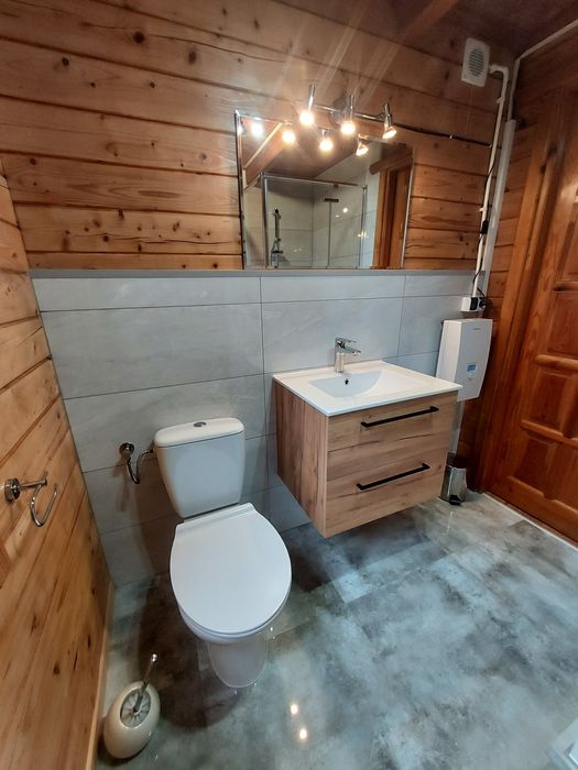 Domek letniskowy na Mazurach nad jeziorem, z linią brzegową jeziora