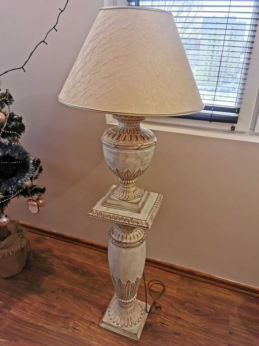 Lampa stojąca z gzymsem
