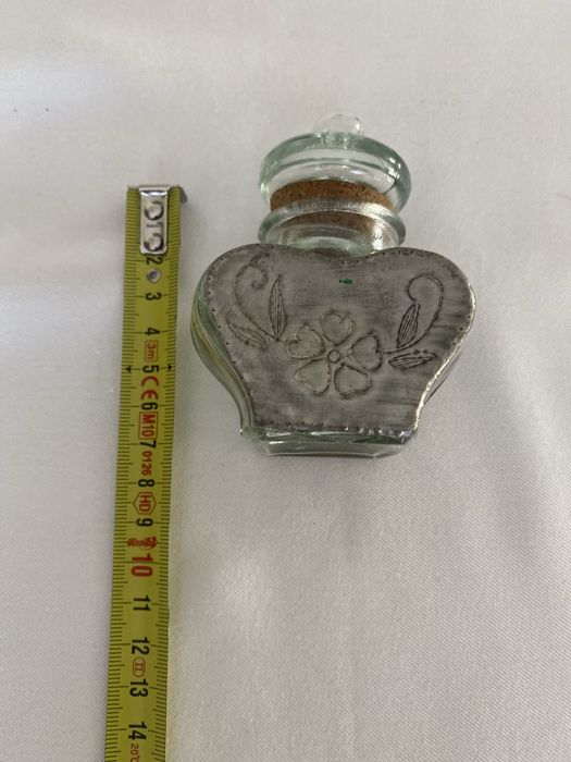 Frasco antigo em vidro, estanho e tampa de vidro com rolha de cortiça.