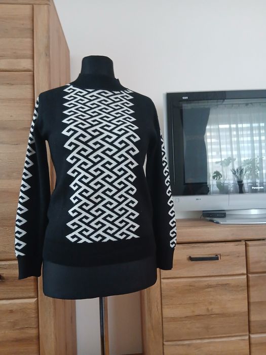 Sweter damski  czarny z białym  geometrycznym  wzorem  M