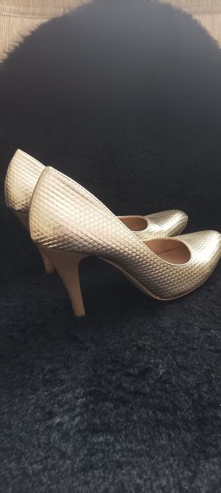 Złote szpilki  eleganckie