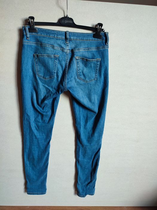 Jeansy z dziurami Denim Co