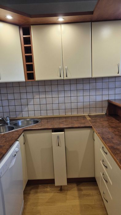 Meble kuchenne - kompletne z ladą i oświetleniem