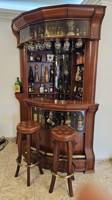 Bar com 2 bancos, cerejeira.